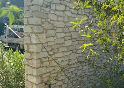 Construction de mur en pierre a Gorde